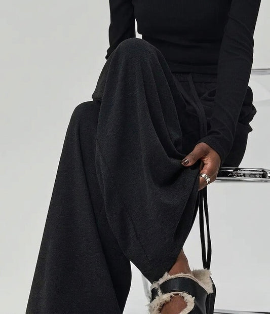 Black Feminine pant (Stretchy relaxed fit)